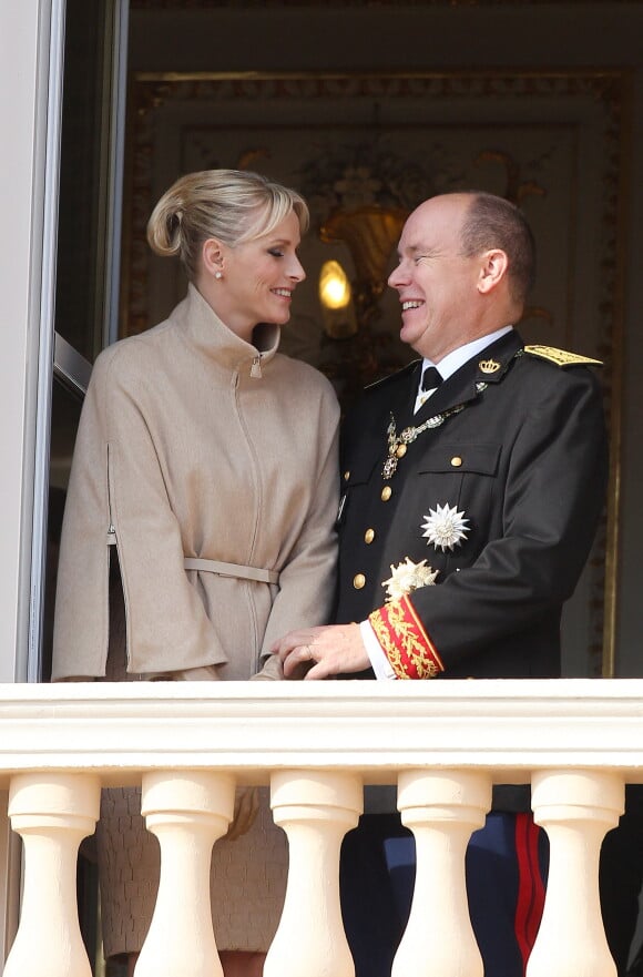 Le prince Albert de Monaco et son épouse la princesse Charlene au balcon du palais princier de Monaco en 2011.
