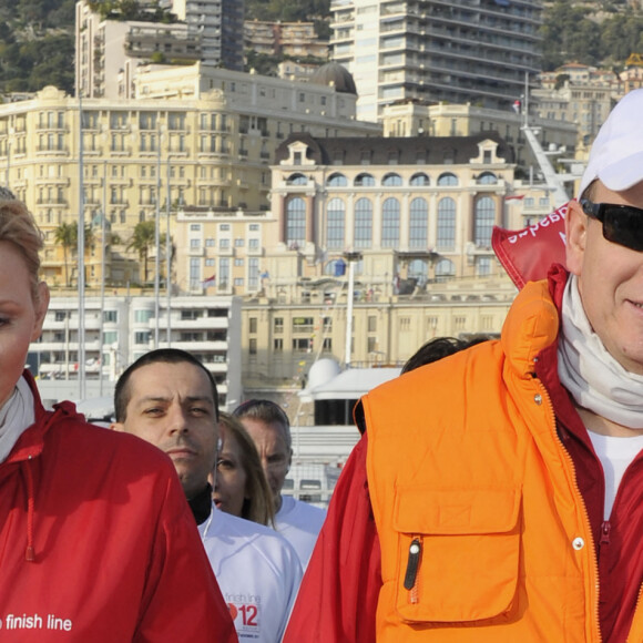 Le prince Albert de Monaco et son épouse la princesse Charlene à Monaco en 2011 pour l'événement caritatif "No Finish Line Race".