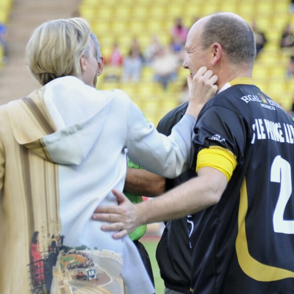 Michael Schumacher, la princesse Charlene et son mari le prince Albert de Monaco lors d'un match de football de charité à Monaco en 2012.