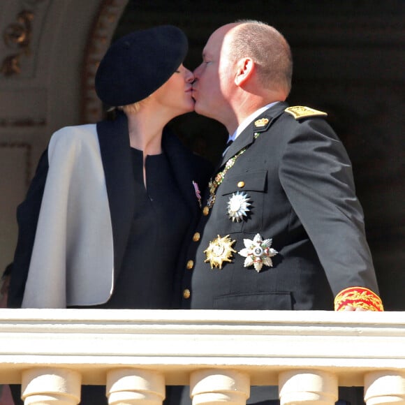 La princesse Charlène (enceinte) et le prince Albert II de Monaco - La famille de Monaco au balcon du palais princier lors de la fête nationale monégasque. Le 19 novembre 2014