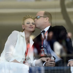 Le prince Albert II de Monaco embrasse la princesse Charlène lors du Grand Prix de Formule 1 de Monaco, 4 ans après leur mariage.