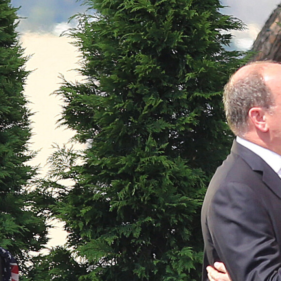 La princesse Charlène de Monaco et le prince Albert II de Monaco s'embrassent après discours en français de la princesse qui a beaucoup ému le prince - Premier jour des célébrations des 10 ans de règne du prince Albert II de Monaco à Monaco, le 11 juillet 2015.