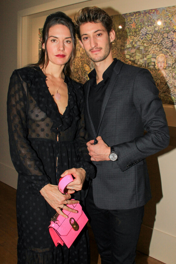 Pierre Niney et sa compagne Natasha Andrews lors du vernissage de l'exposition consacrée à l'oeuvre et l'imaginaire de Christian Louboutin "l'Exhibitionniste' (L'Exibition[niste]) au Palais de la Porte Dorée, à Paris, France, le 24 février 2020. 