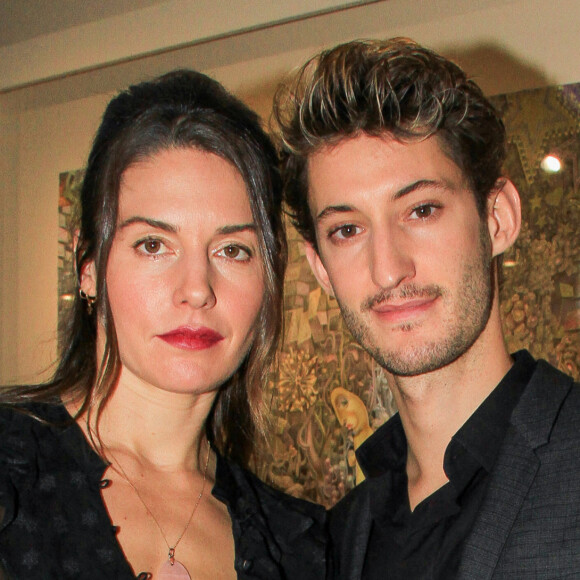 Pierre Niney et sa compagne Natasha Andrews lors du vernissage de l'exposition consacrée à l'oeuvre et l'imaginaire de Christian Louboutin "l'Exhibitionniste' (L'Exibition[niste]) au Palais de la Porte Dorée, à Paris, France, le 24 février 2020. 