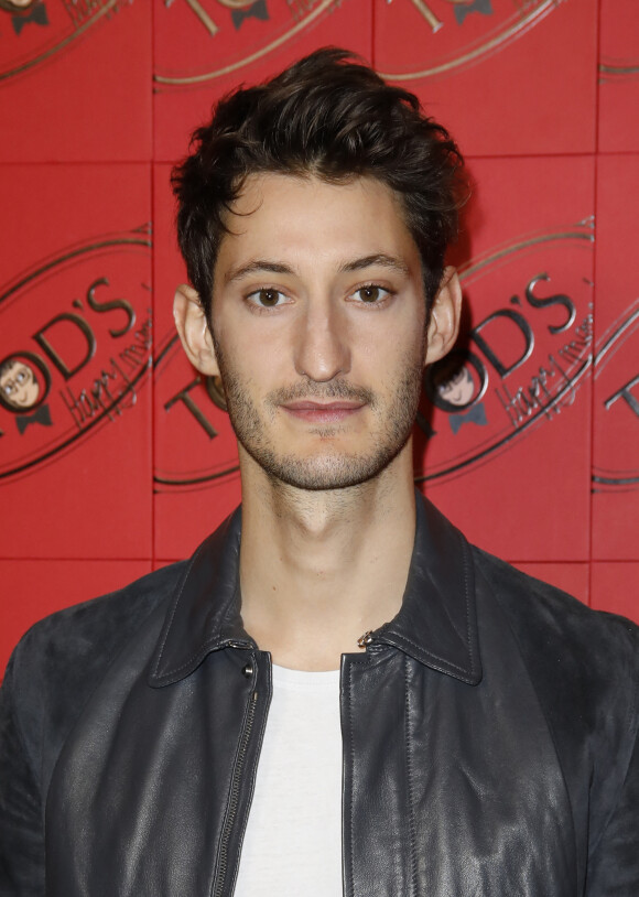 Pierre Niney au photocall de la soirée Tod's x Alber Elbaz "Happy Moment" au Palais de Tokyo à Paris, France.