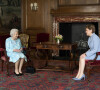 La reine Elisabeth II d'Angleterre reçoit la Première ministre d'Ecosse, Nicola Sturgeon au palais d'Holyroodhouse à Edimbourg, le 29 juin 2021. Cette audience s'inscrit dans le cadre de la semaine consacrée par la souveraine à l'Ecosse.
