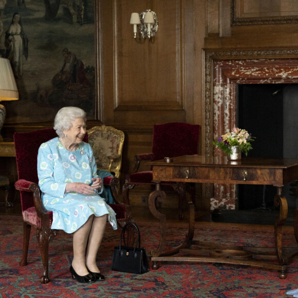 La reine Elisabeth II d'Angleterre reçoit la Première ministre d'Ecosse, Nicola Sturgeon au palais d'Holyroodhouse à Edimbourg, le 29 juin 2021. Cette audience s'inscrit dans le cadre de la semaine consacrée par la souveraine à l'Ecosse.