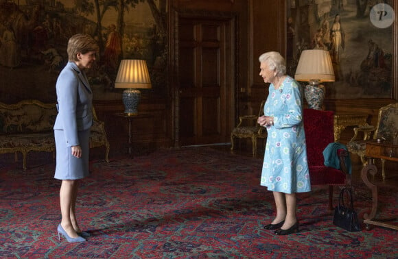 La reine Elisabeth II d'Angleterre reçoit la Première ministre d'Ecosse, Nicola Sturgeon au palais d'Holyroodhouse à Edimbourg, le 29 juin 2021. Cette audience s'inscrit dans le cadre de la semaine consacrée par la souveraine à l'Ecosse.