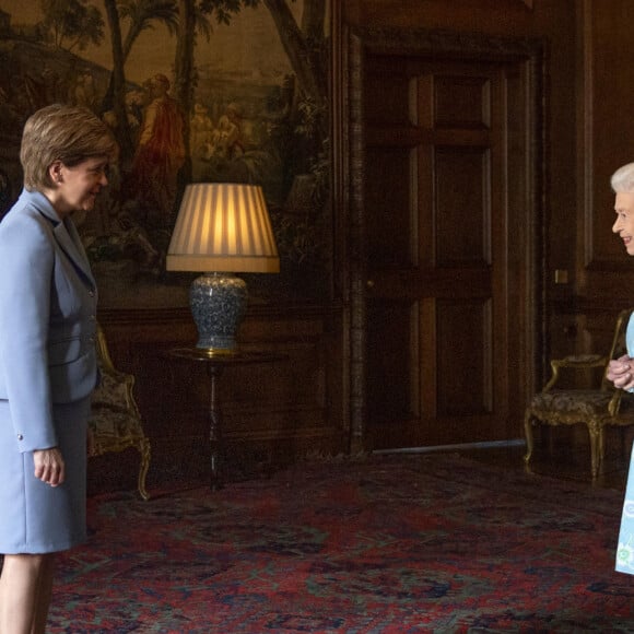 La reine Elisabeth II d'Angleterre reçoit la Première ministre d'Ecosse, Nicola Sturgeon au palais d'Holyroodhouse à Edimbourg, le 29 juin 2021. Cette audience s'inscrit dans le cadre de la semaine consacrée par la souveraine à l'Ecosse.