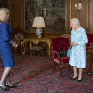 La reine Elisabeth II d'Angleterre reçoit Alison Johnstone, présidente du Parlement écossais au palais d'Holyroodhouse à Edimbourg, le 29 juin 2021. Cette audience s'inscrit dans le cadre de la semaine consacrée par la souveraine à l'Ecosse.