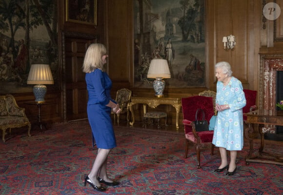 La reine Elisabeth II d'Angleterre reçoit Alison Johnstone, présidente du Parlement écossais au palais d'Holyroodhouse à Edimbourg, le 29 juin 2021. Cette audience s'inscrit dans le cadre de la semaine consacrée par la souveraine à l'Ecosse.