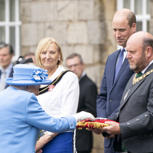 La reine Elisabeth II d'Angleterre et le prince William, duc de Cambridge, assistent à la cérémonie des clés devant le palais d'Holyroodhouse à Edimbourg, moment où la souveraine se voit remettre les clés de la ville. Cet événement marque le début la semaine de Holyrood, que la reine consacre chaque année à l'Ecosse. Le 28 juin 2021.