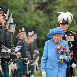 La reine Elisabeth II d'Angleterre et le prince William, duc de Cambridge, assistent à la cérémonie des clés devant le palais d'Holyroodhouse à Edimbourg, moment où la souveraine se voit remettre les clés de la ville. Cet événement marque le début la semaine de Holyrood, que la reine consacre chaque année à l'Ecosse. Le 28 juin 2021.