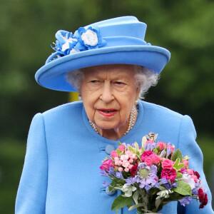La reine Elisabeth II d'Angleterre et le prince William, duc de Cambridge, assistent à la cérémonie des clés devant le palais d'Holyroodhouse à Edimbourg, moment où la souveraine se voit remettre les clés de la ville. Cet événement marque le début la semaine de Holyrood, que la reine consacre chaque année à l'Ecosse. 