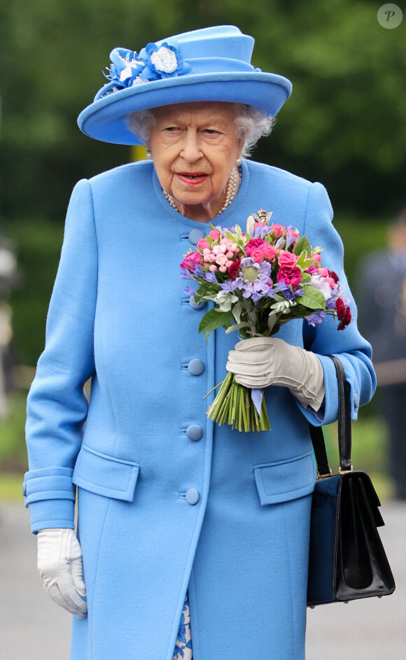 La reine Elisabeth II d'Angleterre et le prince William, duc de Cambridge, assistent à la cérémonie des clés devant le palais d'Holyroodhouse à Edimbourg, moment où la souveraine se voit remettre les clés de la ville. Cet événement marque le début la semaine de Holyrood, que la reine consacre chaque année à l'Ecosse. 