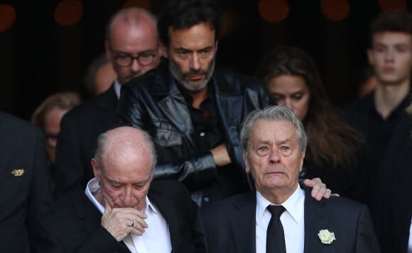 Pascal Desprez, Anthony Delon et Alain Delon - Sorties des obsèques de Mireille Darc en l'église Saint-Sulpice à Paris.