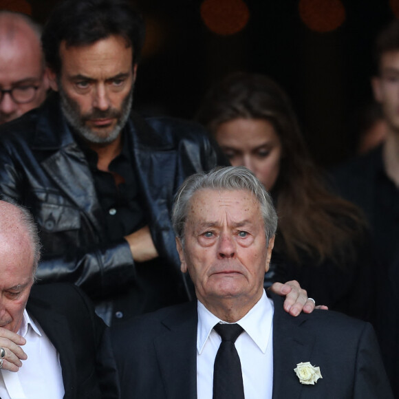Pascal Desprez, Anthony Delon et Alain Delon - Sorties des obsèques de Mireille Darc en l'église Saint-Sulpice à Paris.