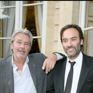 Alain Delon et son fils Anthony Delon à Matignon en 2009, lorsque Cyril Viguier a été élevé au rang de Chevalier de l'Ordre national du mérite. 