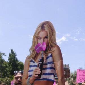 Les fans de Britney Spears sont venus supporter leur idole devant le tribunal de Los Angeles, avec leur slogan FreeBritney. La chanteuse demande à la justice californienne de lever la tutelle mise en place en 2008 par son père. Le 23 juin 2021