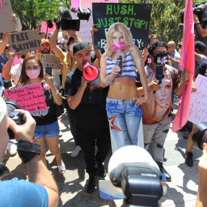 Les fans de Britney Spears sont venus supporter leur idole devant le tribunal de Los Angeles, avec leur slogan FreeBritney. La chanteuse demande à la justice californienne de lever la tutelle mise en place en 2008 par son père. Le 23 juin 2021