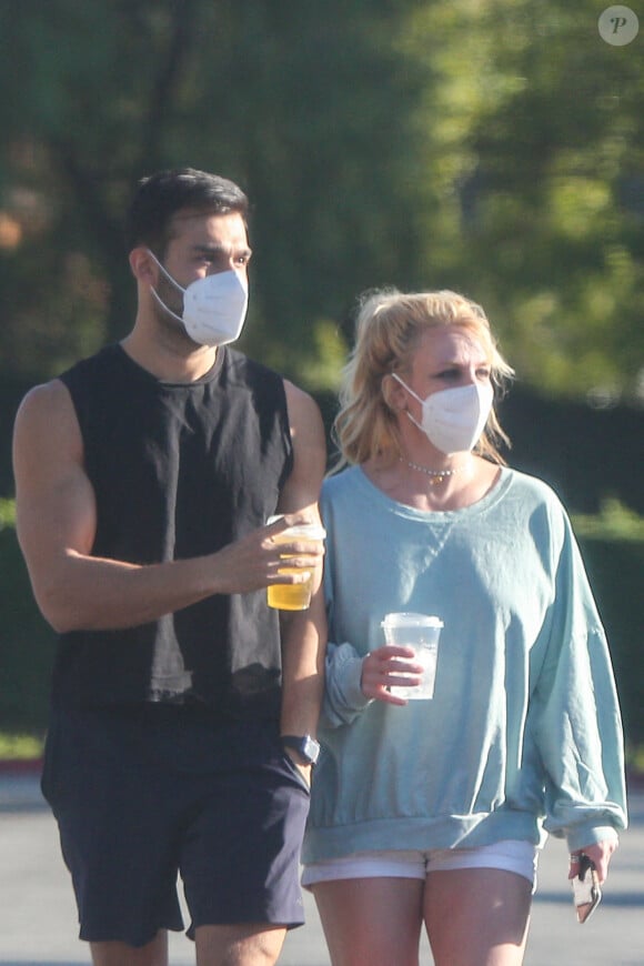 Une des première sorties de Britney Spears depuis l'épidémie de coronavirus (COVID-19) avec son compagnon Sam Asghari et un de ses fils à Los Angeles le 16 mars 2021. Sa dernière sortie publique remonte à octobre 2020. Depuis, Britney reste enfermée dans sa maison de Thousand Oaks. La petite troupe est passée dans un Starbuck. Ils portent tous un masque de protection contre la Covid.