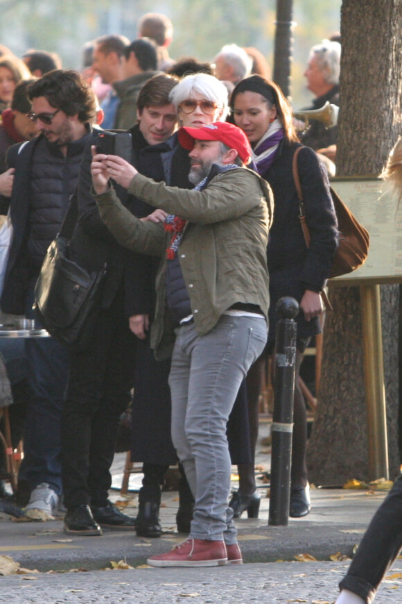 Françoise Hardy et son fils Thomas Dutronc se baladent le long des quais de l'Île Saint-Louis à Paris, France, le 2 novembre 2016.