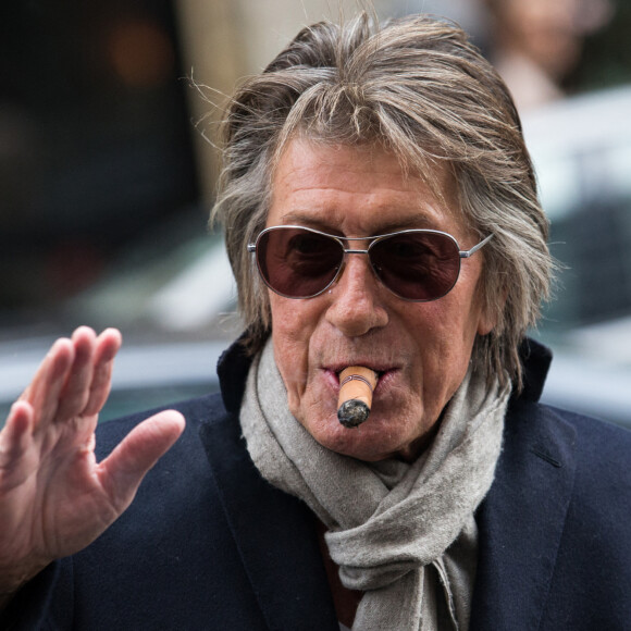 Jacques Dutronc à la sortie de l'hôtel de Sers à Paris.