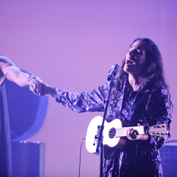 Exclusif - Fatoumata Diawara et Yael Naim au concert solidaire "Ensemble à l'Olympia" avec l'association Elisecare, au profit des enfants de la guerre, à l'Olympia. Paris, le 30 juin 2021. © Guirec-Gaffiot / Bestimage