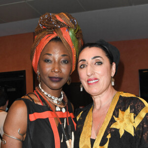 Exclusif - Fatoumata Diawara et Rossy De Palma dans les coulisses du concert solidaire "Ensemble à l'Olympia" avec l'association Elisecare, au profit des enfants de la guerre, à l'Olympia. Paris, le 30 juin 2021. © Guirec-Gaffiot / Bestimage