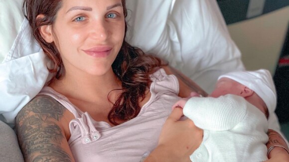 Julia Paredes émue aux larmes : complication après l'accouchement, une opération prévue