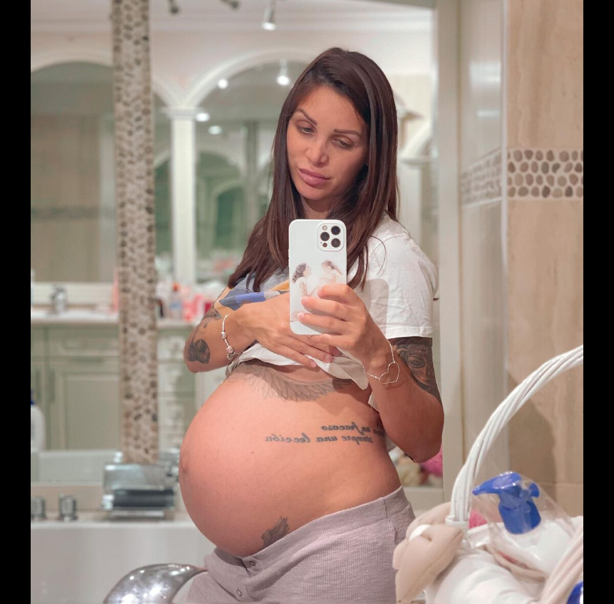 Julia Paredes (Les Anges 7) est enceinte de son premier enfant