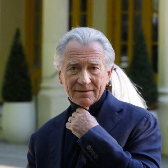 Le journaliste français William Leymergie sort de l'enregistrement de l'émission "Vivement Dimanche" au studio Gabriel à Paris, France, le 22 avril 2021, présentée par Michel Drucker et diffusée le 16 mai 2021. © Christophe Clovis/Bestimage