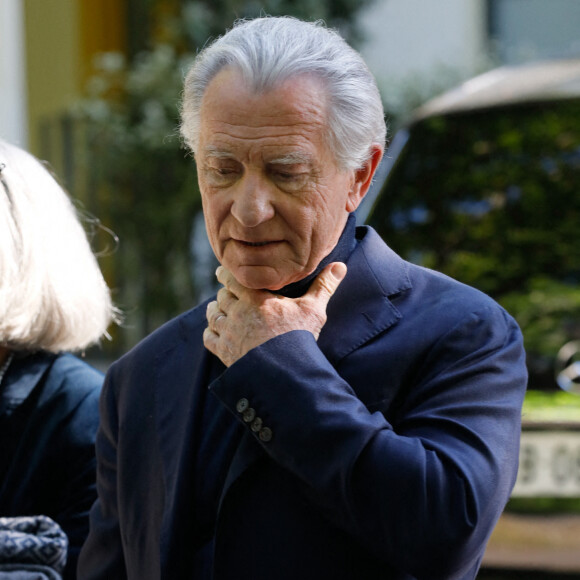 Le journaliste français William Leymergie sort de l'enregistrement de l'émission "Vivement Dimanche" au studio Gabriel à Paris, France, le 22 avril 2021, présentée par Michel Drucker et diffusée le 16 mai 2021. © Christophe Clovis/Bestimage