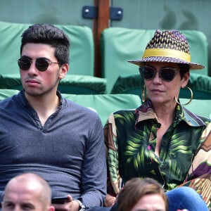 Cristina Cordula et son fils Enzo - People dans les tribunes des Internationaux de France de tennis de Roland Garros le 3 juin 2015.