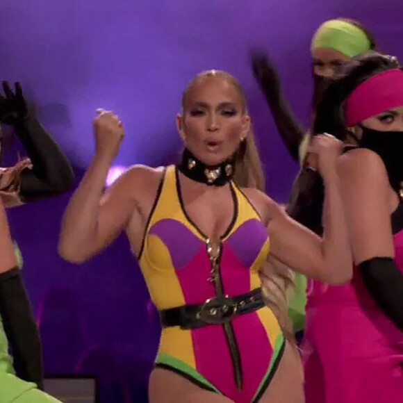 Jennifer Lopez sur scène lors de l'enregistrement du concert caritatif Vax Live à Los Angeles.
