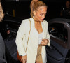 Jennifer Lopez et son compagnon Ben Affleck arrivent au restaurant "Avra" par une porte dérobée à Beverly Hills, le 25 juin 2021. 