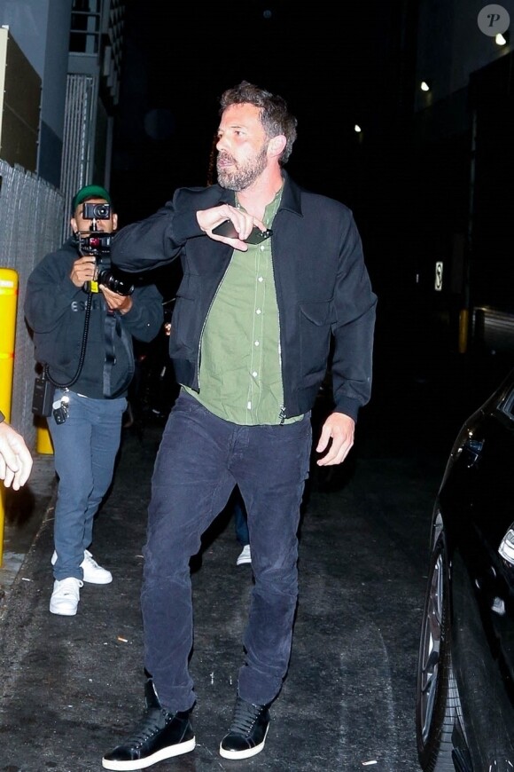 Jennifer Lopez accompagnée de Ben Affleck durant leur arrivée au restaurant "Avra" par une porte dérobée à Beverly Hills, le 25 juin 2021. 