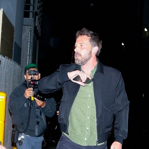 Jennifer Lopez accompagnée de Ben Affleck durant leur arrivée au restaurant "Avra" par une porte dérobée à Beverly Hills, le 25 juin 2021. 