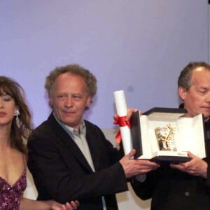 Sophie Marceau au Festival de Cannes en 1999 pour remettre leur Palme d'or aux frères Dardenne.