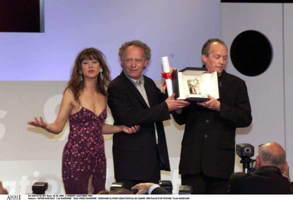Sophie Marceau au Festival de Cannes en 1999 pour remettre leur Palme d'or aux frères Dardenne.