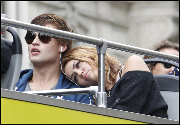 Miley Cyrus et Douglas Booth lors du tournage du film LOL USA, à Paris.