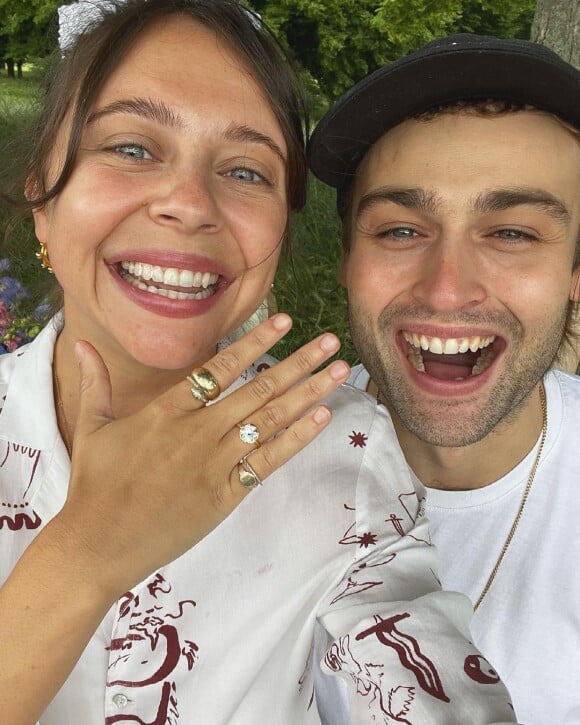 Douglas Booth et Bel Powley.