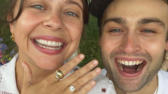 Douglas Booth fiancé à Bel Powley : son adorable demande en mariage...