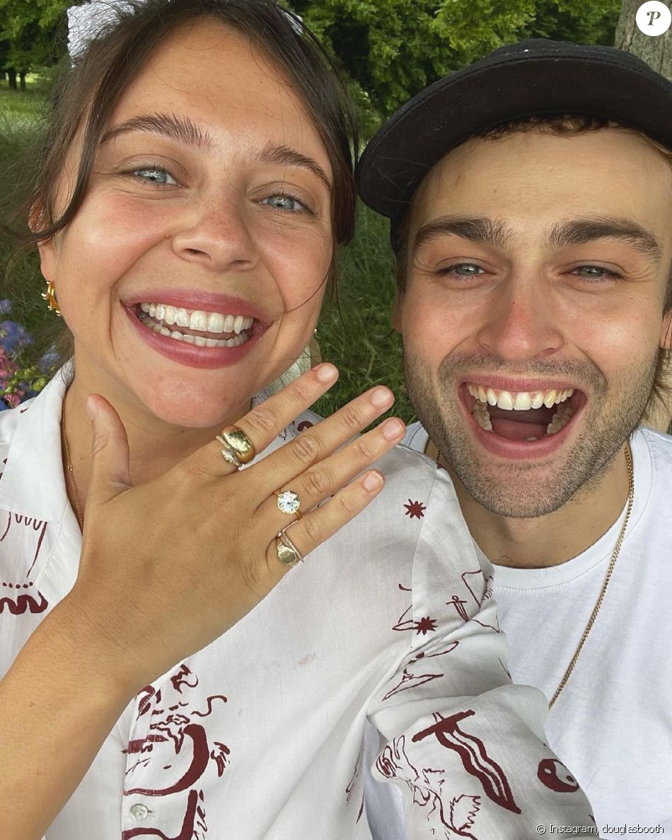 Douglas Booth fiancé à Bel Powley son adorable demande en mariage