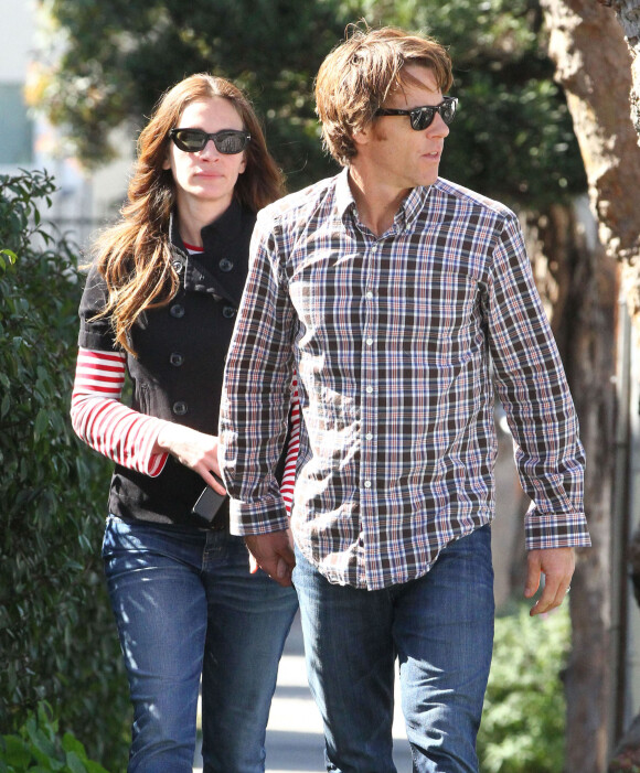 Julia Roberts et son mari Daniel Moder vont déjeuner au restaurant à Santa Monica, le 16 février 2013.
