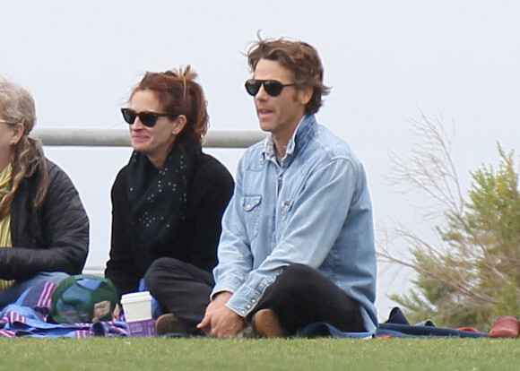 Julia Roberts et son mari Daniel Moder à Malibu en avril 2015 lors d'un match de baseball de leurs enfants