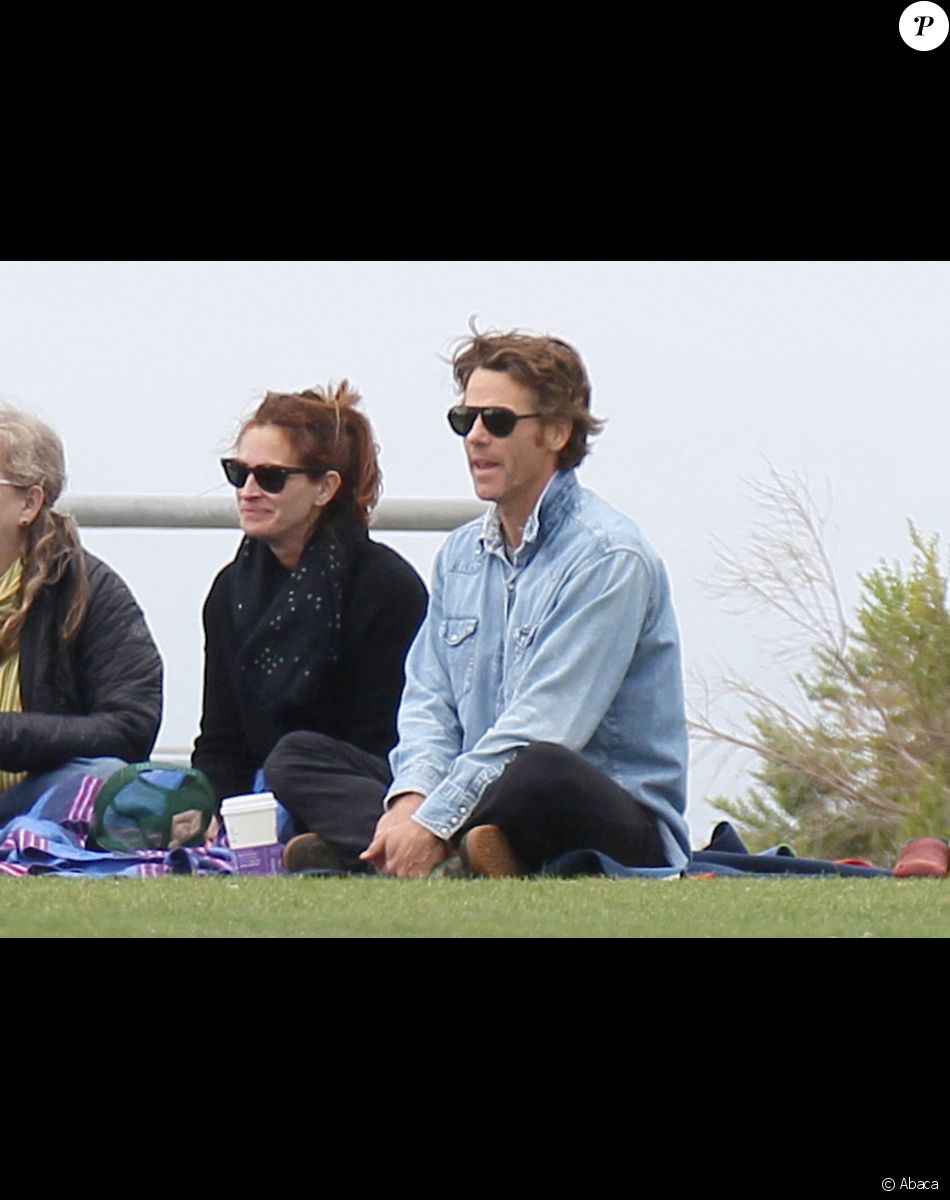 Julia Roberts et son mari Daniel Moder à Malibu en avril 2015 lors d'un match de baseball de leurs enfants