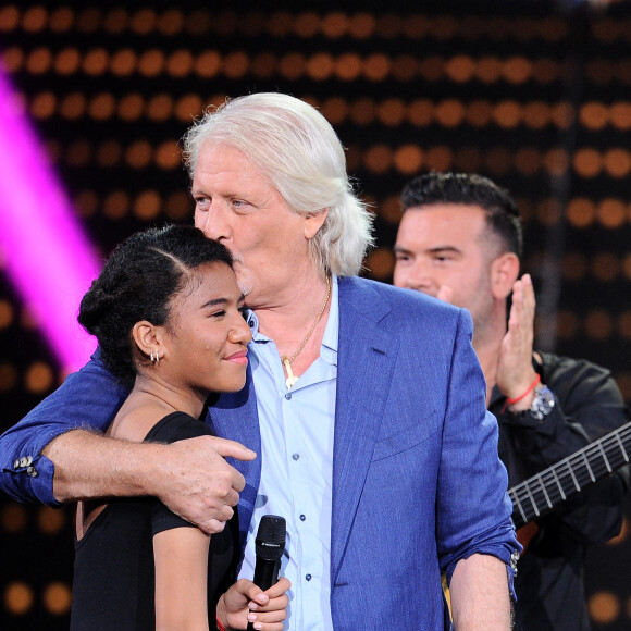 Patrick Sébastien et sa fille Lily - Surprises Enregistrement de l'émission "La Chanson secrète 6" à la Scène musicale à Paris, qui sera diffusée le 12 décembre sur TF1. Le 8 septembre 2020 Après le succès des précédentes éditions, " LA CHANSON SECRETE ", présentée par N.ALIAGAS et produite par DMLS TV, revient sur TF1. © Gaffiot-Moreau / Bestimage