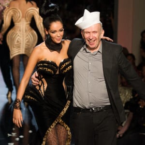 Le couturier Jean-Paul Gaultier et son mannequin Nabilla à la fin du défilé Automne/Hiver lors de la Fashion Week de Paris.