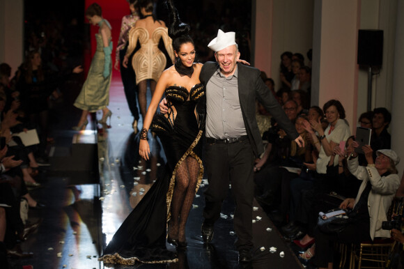 Le couturier Jean-Paul Gaultier et son mannequin Nabilla à la fin du défilé Automne/Hiver lors de la Fashion Week de Paris.